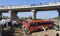 Hindistan'da otobüs köprüden uçtu! Ölü sayısı yükseliyor