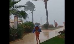 Antalya'da bir anda bastıran yağmur ve fırtına korkuttu