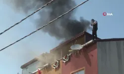 İstanbul Arnavutköy'de çıkan yangında şaşırtan anlar! Çatıda sigara yakıp itfaiyeyi bekledi