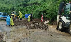 Giresun'da ulaşıma sağanak yağmur engeli! Yağlıdere-Alucra yolu ulaşıma kapandı