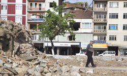 Malatya'da Depremde yıkılan çay ocağından geriye kalan ağacından vazgeçemiyor
