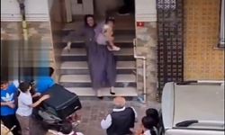 Merdivenden düşmesine rağmen gelini çekmeye çalışan kadın