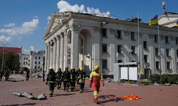 Rus füzesi Ukrayna'nın Chernihiv kentinde tiyatroya isabet etti! 7 kişi hayatını kaybetti