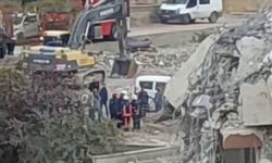 Ağır hasarlı binayı yıkmaya çalışan kepçe operatörü ölümden döndü