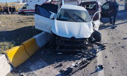 Ağrı'da 2 otomobil çarpıştı: 7 kişi yaralandı