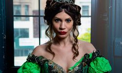 Ayça Varlıer Broadway Müzikalinde Başrol Oynayan İlk Türk Kadın oldu