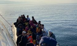İzmir açıklarındaki 103 düzensiz göçmen karaya çıkarıldı