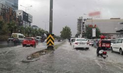 İzmir'de sağanak nedeniyle birçok evi ve iş yerlerini su bastı