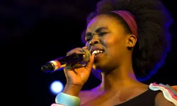 Güney Afrikalı ünlü şarkıcı 36 yaşında hayatını kaybetti