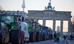 Almanya'da çiftçilerden traktörlü protesto
