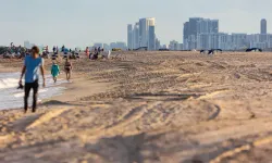 Florida plajında inanılmaz olay! Çöken kum çocuğu içine aldı
