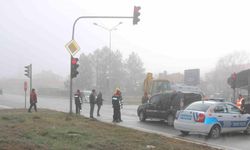 Sivas Şarkışla'da hafif ticari araç kırmızı ışıkta bekleyen kamyona çarptı: 5 yaralı