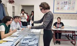 Zeynep Bastık oy sırası beklemesi için asistanını sıraya koydu