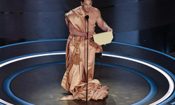 Oscar Ödül töreninde sahneye çıplak çıktı