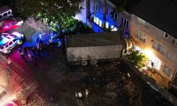 Bursa’da kaza ucuz atlatıldı! Freni boşalan kamyon eve girdi