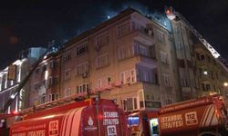 Fatih’te korkutan yangın: Binanın çatısı alev alev yandı