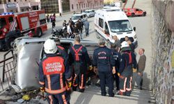 Malatya'da otomobil okul bahçesine uçtu: 2 yaralı