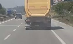 Bursa'da bir kamyon dorsesindeki kumları yola dökerek ilerledi