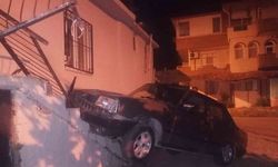 Antalya'da kontrolden çıkan otomobil binaya çarptı