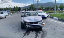Kütahya’da otomobil ile minibüs çarpıştı: 1 yaralı