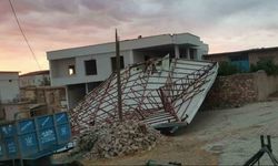 Diyarbakır’da fırtınada caminin çatısı uçtu