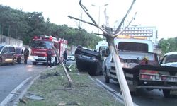 Otomobilin çarptığı direk başka bir aracın üzerine devrildi