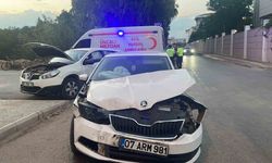 Antalya’da iki otomobil kafa kafaya çarpıştı: 1 yaralı