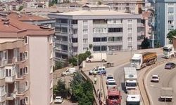 Bursa’da virajı alamayan araç site bahçesine uçtu : 3 yaralı