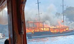 Marmaris açıklarında ahşap gezi teknesi yanıyor