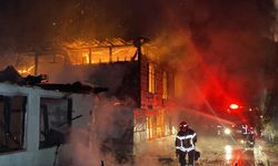 Kocaeli'de sabaha karşı yangın paniği: İki ahşap ev kül oldu