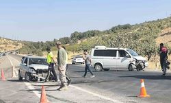 Adıyaman'da otomobil ile minibüs çarpıştı: 3 yaralı