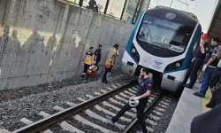 Marmaray Yenikapı istasyonunda bir kişi raylara atla!