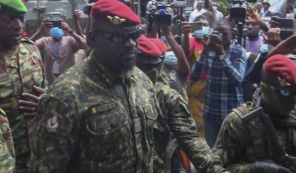 Gine'de darbeci Albay Mamady Doumbouya geçici Cumhurbaşkanı olarak yemin etti