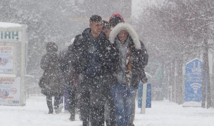 Erzurum'da kar yağışı yoğun bir şekilde devam ediyor