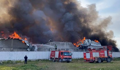 Osmaniye Toprakkale’de geri dönüşüm fabrikasında yangın meydana geldi