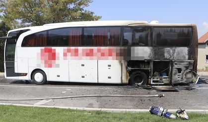 Denizli'de yolcu otobüsünde yangın çıktı! Adeta küle döndü