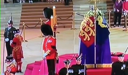 Kraliçe Elizabeth için düzenlenen törende muhafız bayıldı
