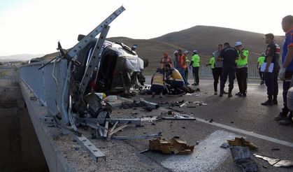 Yozgat'ta otomobil bariyerlere çarptı! 3 ölü, 1 yaralı