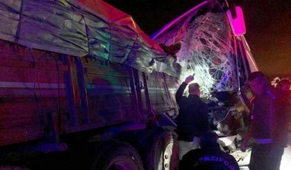 Amasya'da yolcu otobüsü ile TIR çarpıştı! Ölü ve yaralılar var