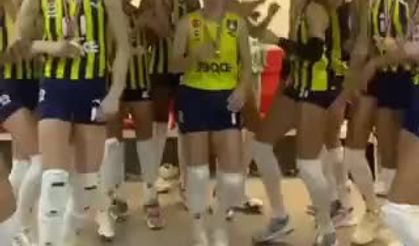Fenerbahçe kadınlar Voleybol takımından kupa dansı