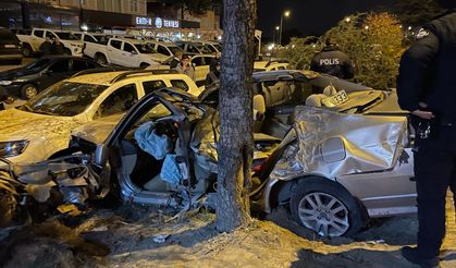 Isparta'da otomobil ağaca çarptı! 2 yaralı
