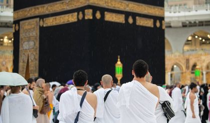 Müslümanlar şiddetli yağışa aldırmadan Kabe'yi dualarla tavaf etti