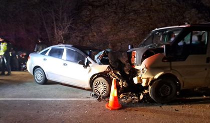 Isparta Eğirdir'de hatalı sollama yapan minibüs otomobille çarpıştı: 1 ölü, 3 yaralı