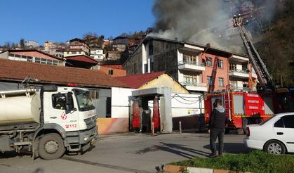 Zonguldak'ta bir binanın çatı katında çıkan yangın hasara neden oldu