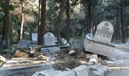 Hatay'da mezarlar deprem yüzünden hasar gördü