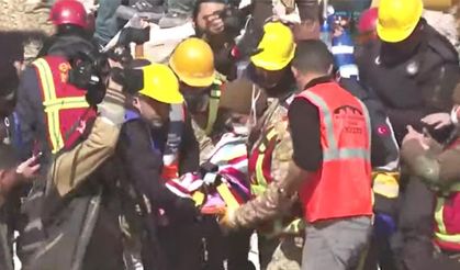Hatay'da 3 kişi depremin 296. saatinde enkazdan kurtarıldı