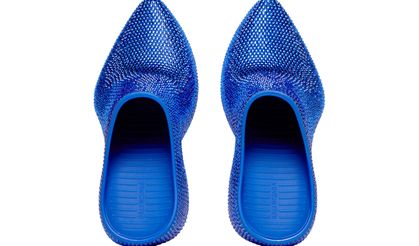 Balenciaga'nın 2023 yaz erkek koleksiyonunda bu ayakkabını fiyatı dudak uçuklatıyor