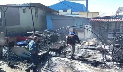 Hatay’da çadır yandı! 10 kişilik depremzede aile sokakta kaldı