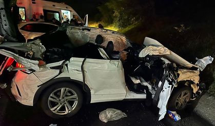 Mersin Tarsus'ta otomobil tıra çarptı! 1 ölü, 2 yaralı