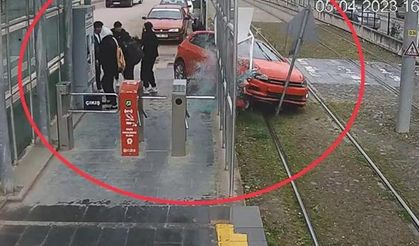 Samsun'da Facianın eşiğinden dönüldü! Otomobil tramvay durağına çarptı
